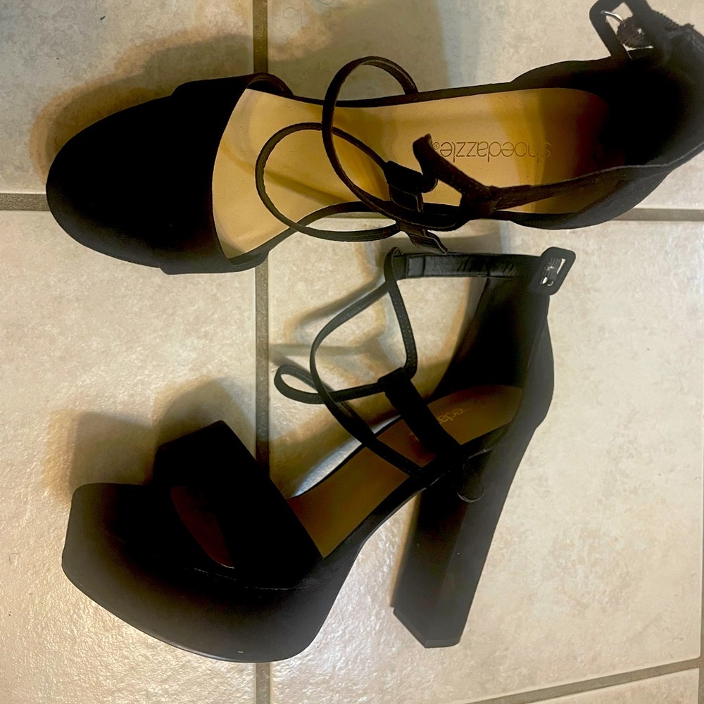 Shoe Dazzle Black platform shoe